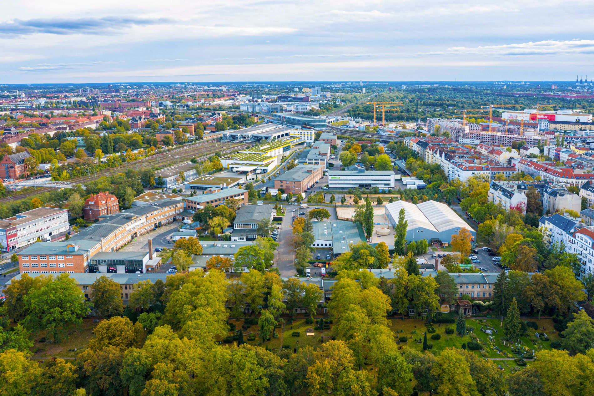 Blick von Norden nach Süden über den Naumann Park Richtung S-Bhf Bahnhof Berlin-Südkreuz.