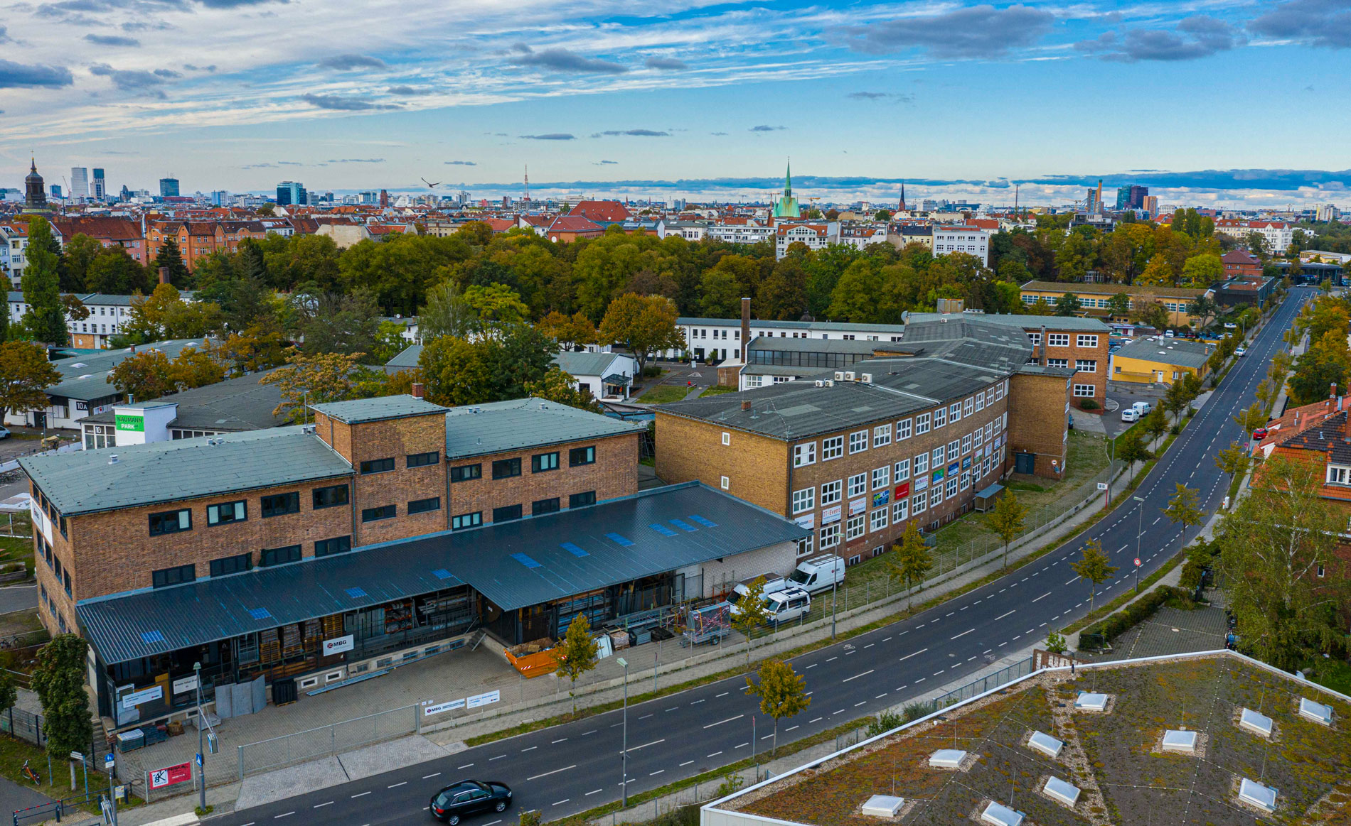 Blick über die Wilhelm-Kabus-Straße in Richtung Norden mit Haus 12, MBG | MASTBAU GÄRTNER GMBH, und Haus 6 mit zahlreichen Mietern.